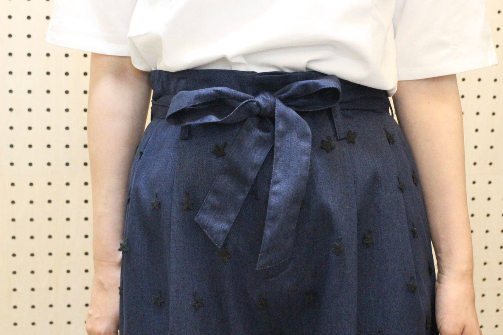 星型刺繍デニムパンツ 濃い青色 HERENCIA - 星刺繍ワイドデニムパンツ | ravii ONLINE STORE