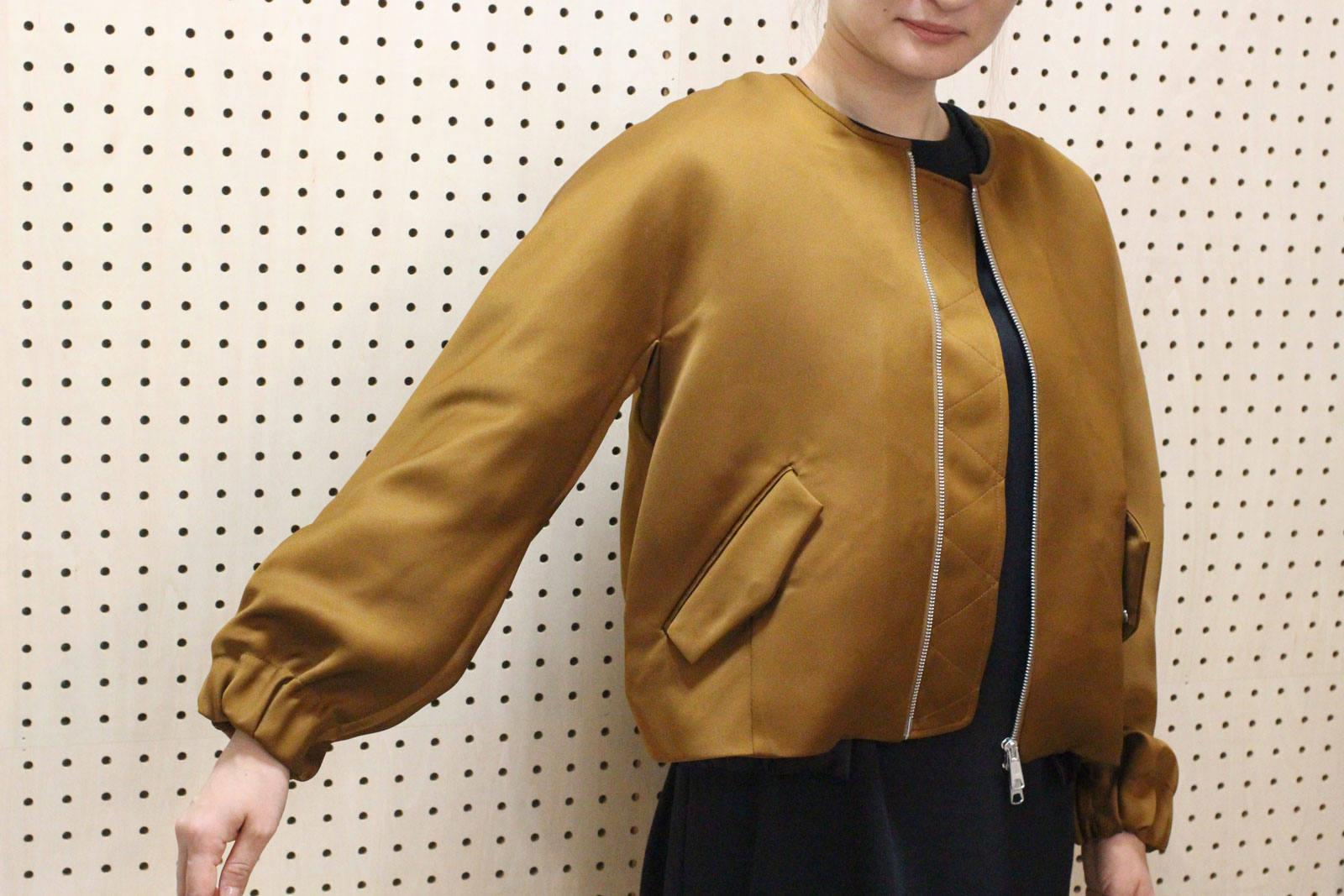 Dignite collier ディニテコリエ ボリュームブルゾン／ブラウス ディニテコリエ(Dignite Collier）ボリュームブルゾン／カーキ