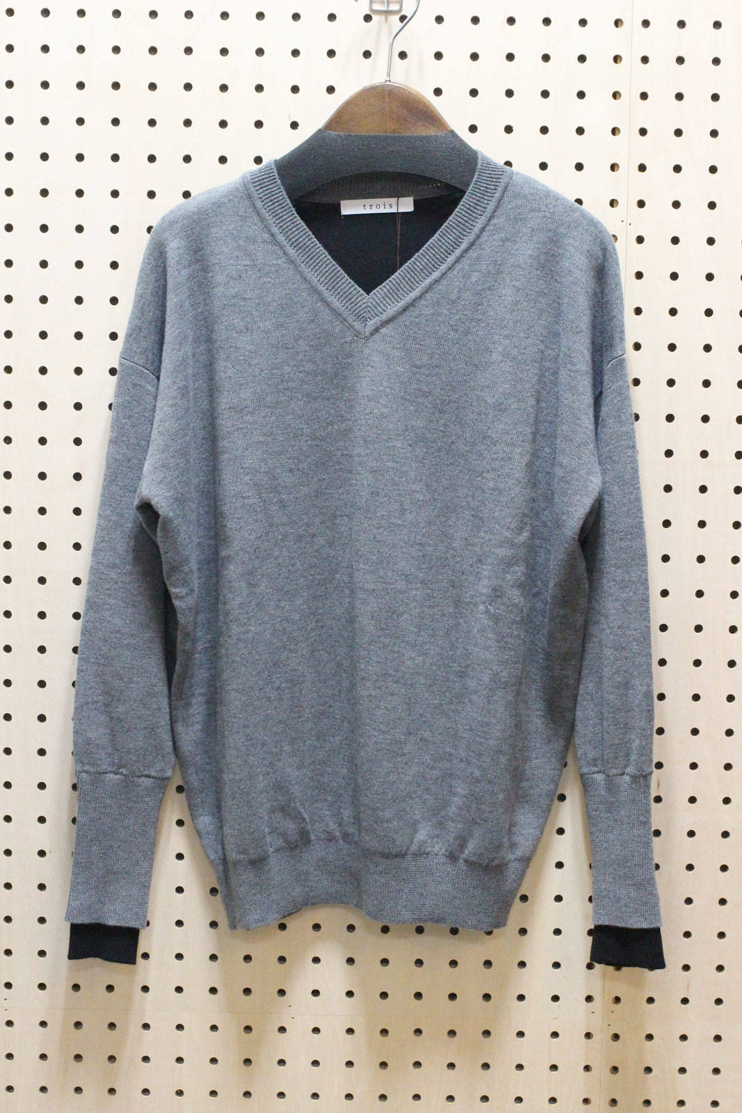 Trois 袋ジャカートvネックニット グレー Ravii