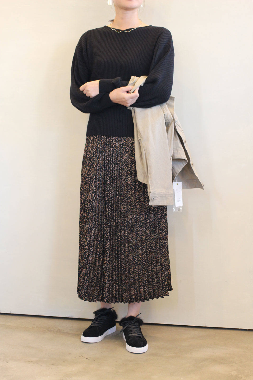 45R プリーツスカート　ブラック　コットン relaxing.R - 小花柄プリーツスカート ブラック | ravii